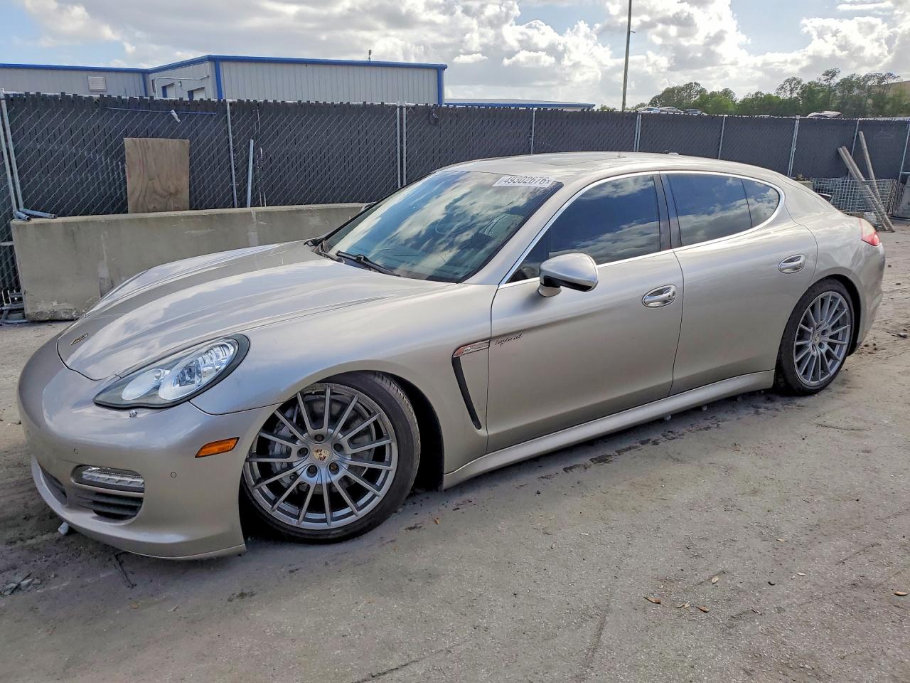 Salvage Porsche Panamera Image