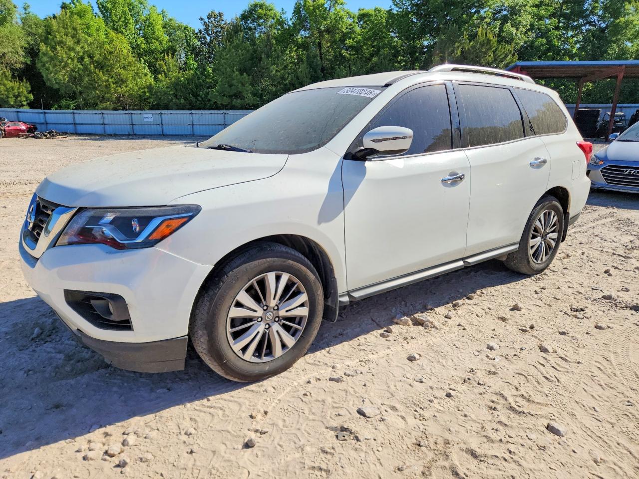 Salvage Nissan Pathfinder Image