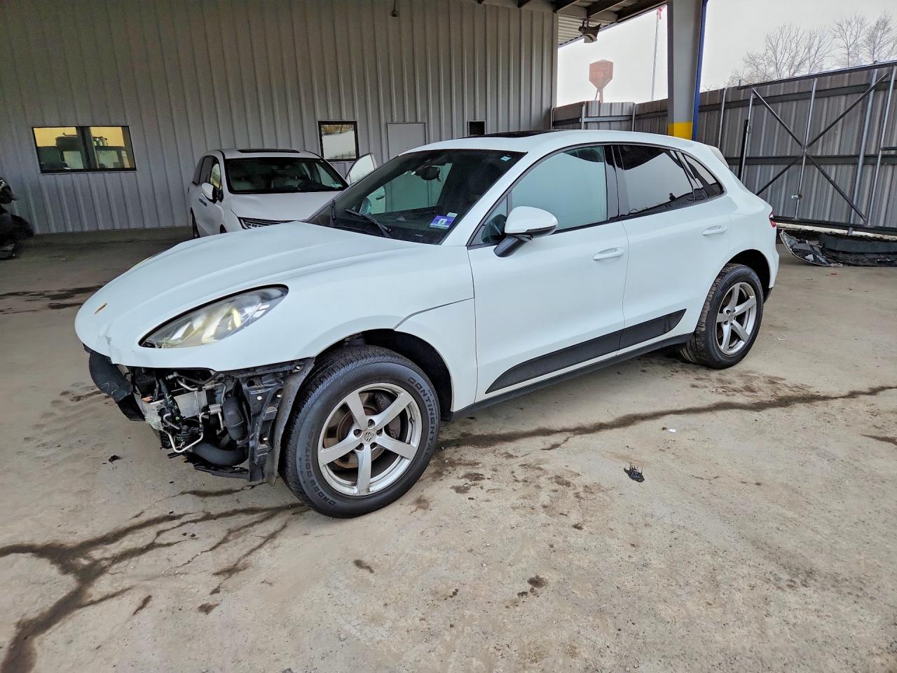 Salvage Porsche Macan Image