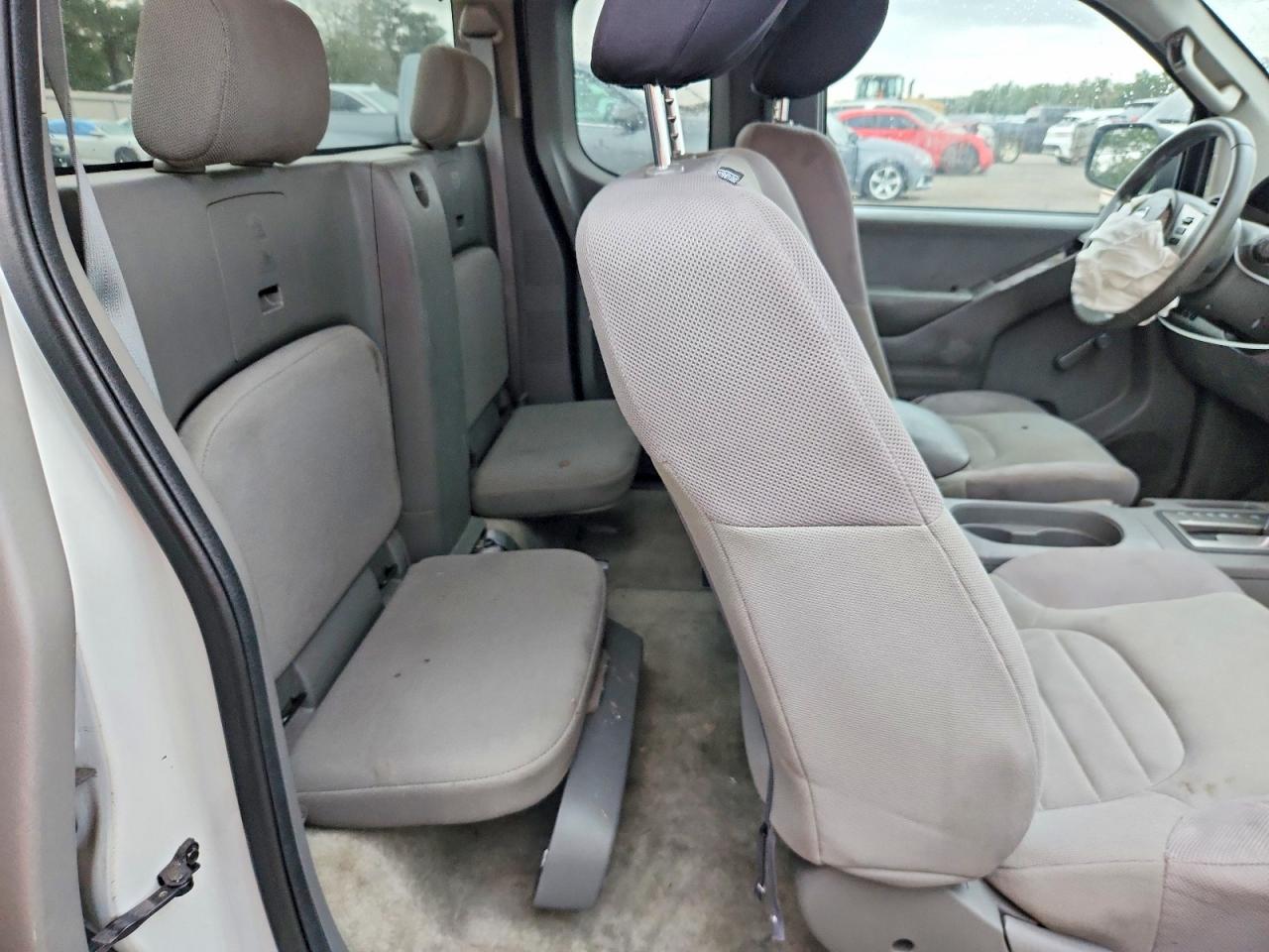 Nissan Frontier S
