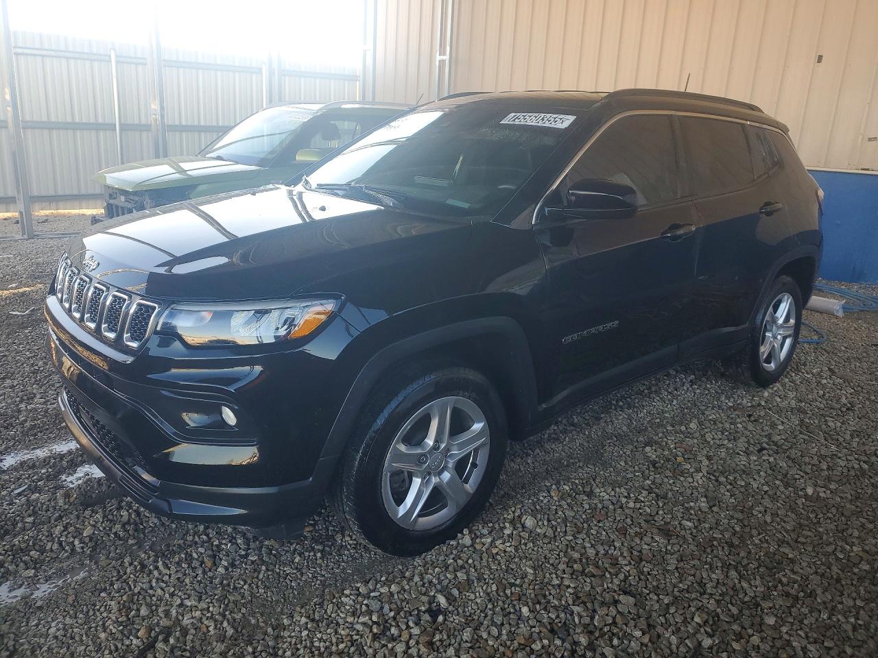 Salvage Jeep Compass Image