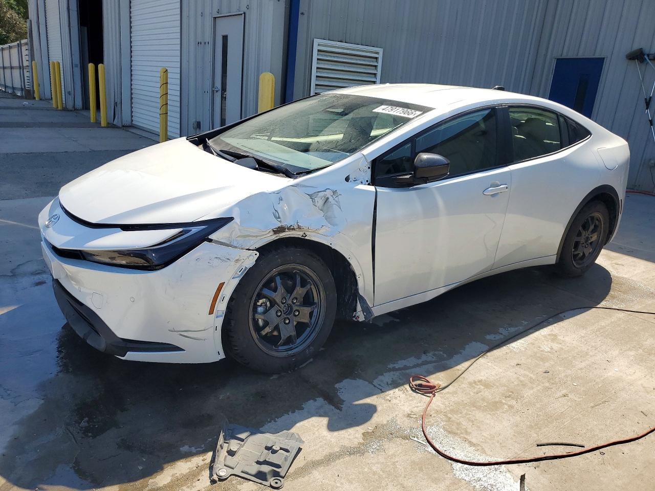 Salvage Toyota Prius Image