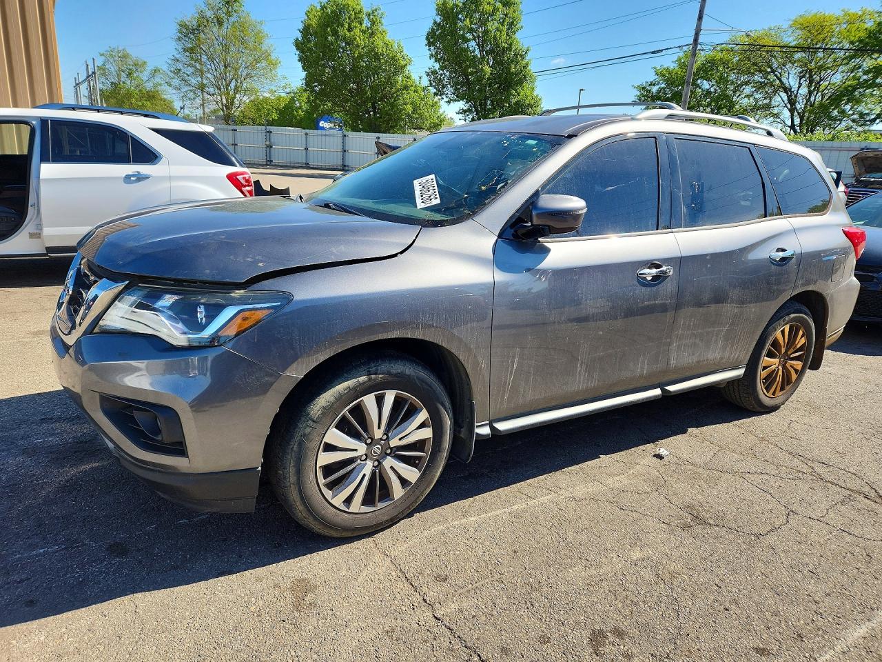 Salvage Nissan Pathfinder Image