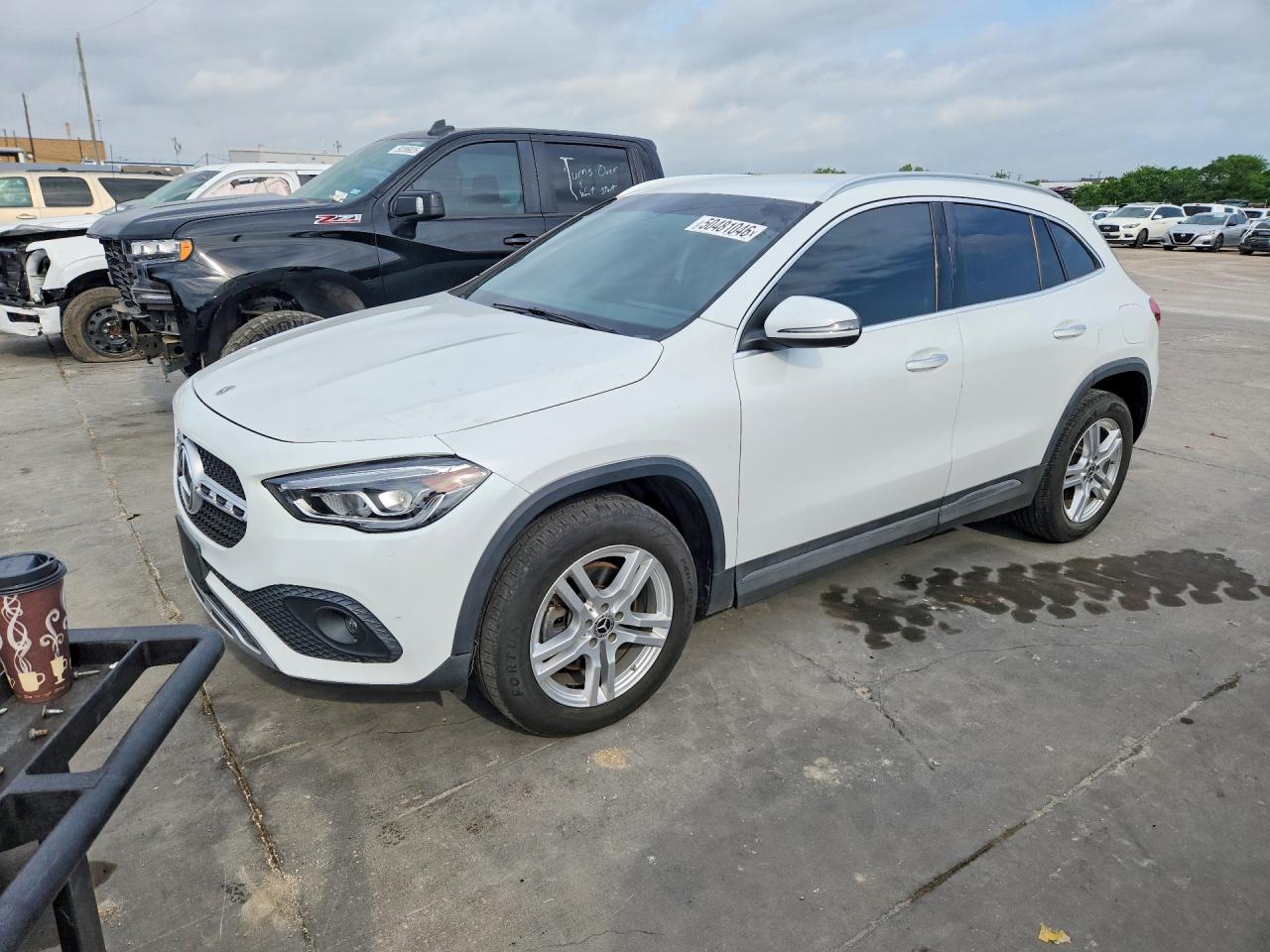 Salvage Mercedes-Benz GLA Image