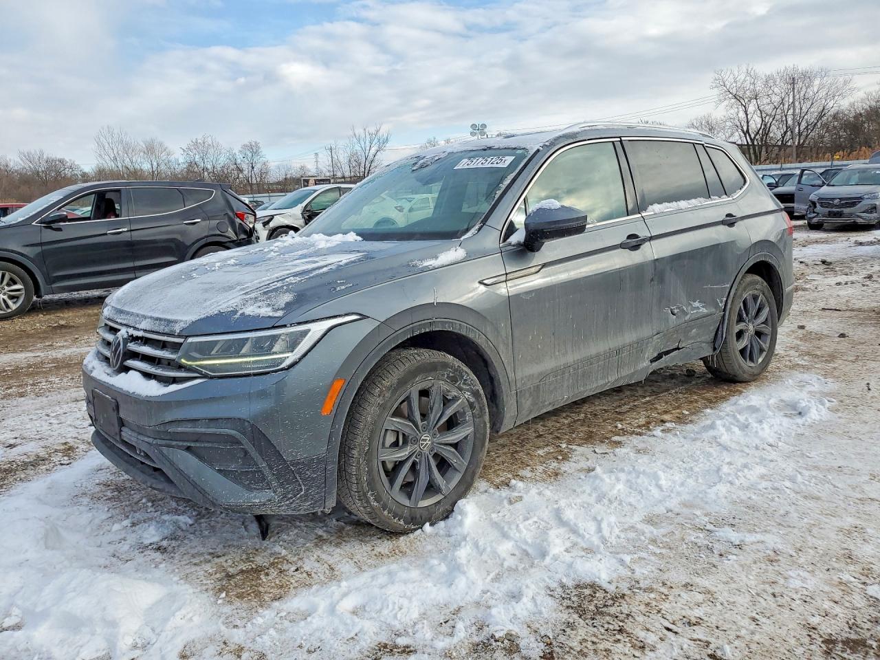 Salvage Volkswagen Tiguan Image