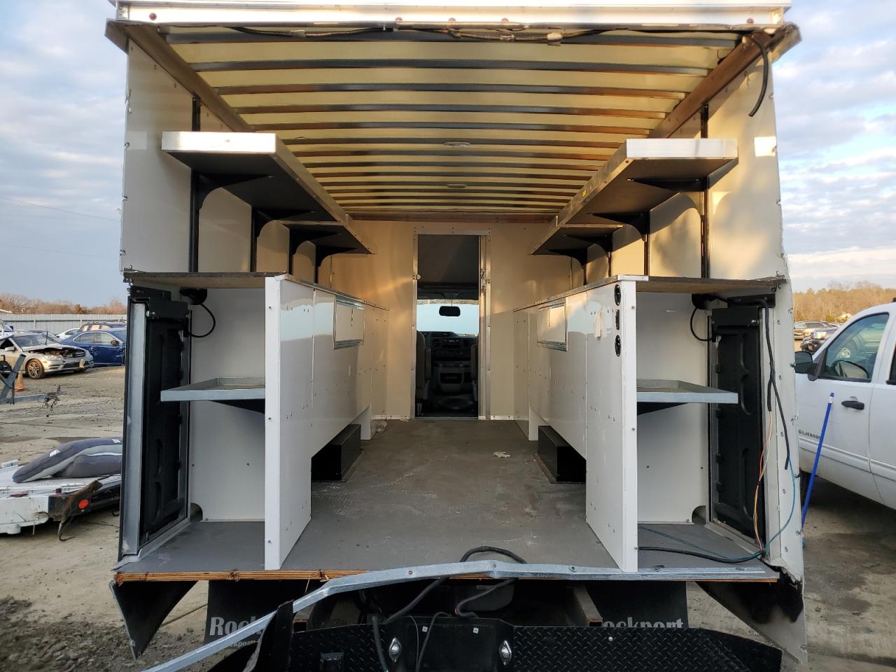 Ford Econoline E450 Super Duty Cutaway Van