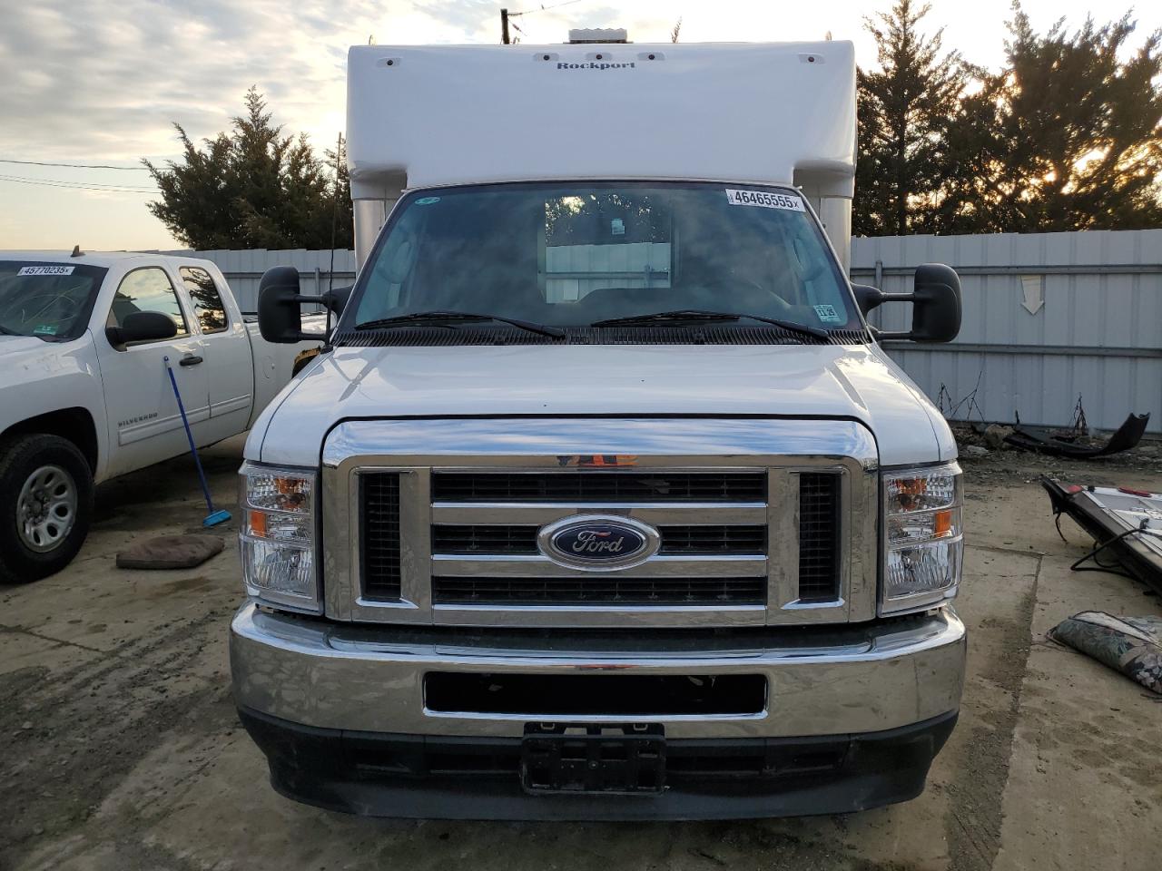 Ford Econoline E450 Super Duty Cutaway Van