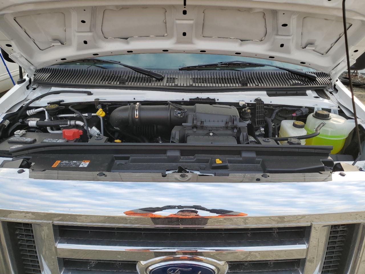 Ford Econoline E450 Super Duty Cutaway Van