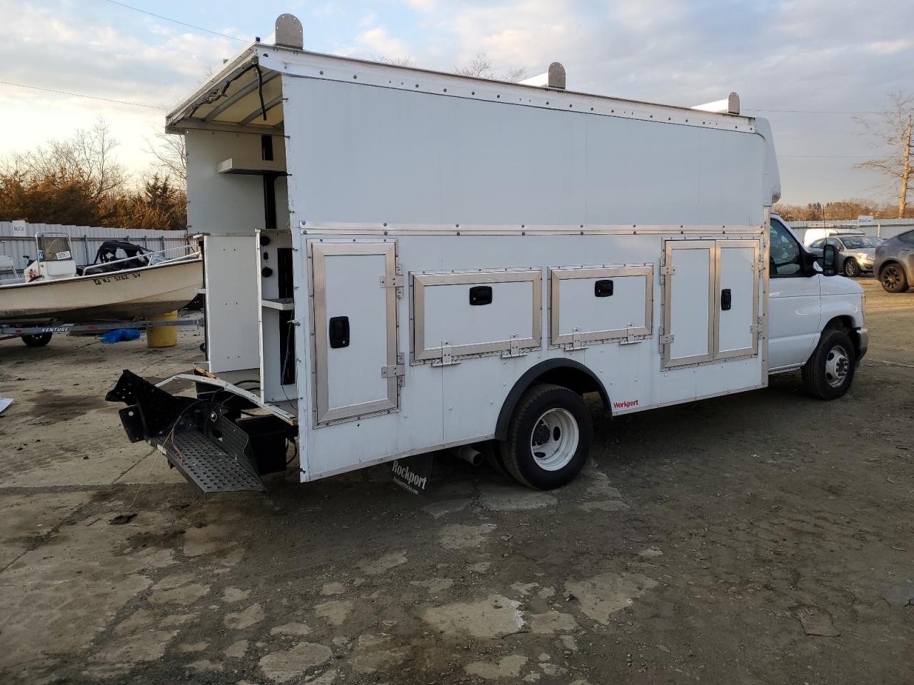 Ford Econoline E450 Super Duty Cutaway Van