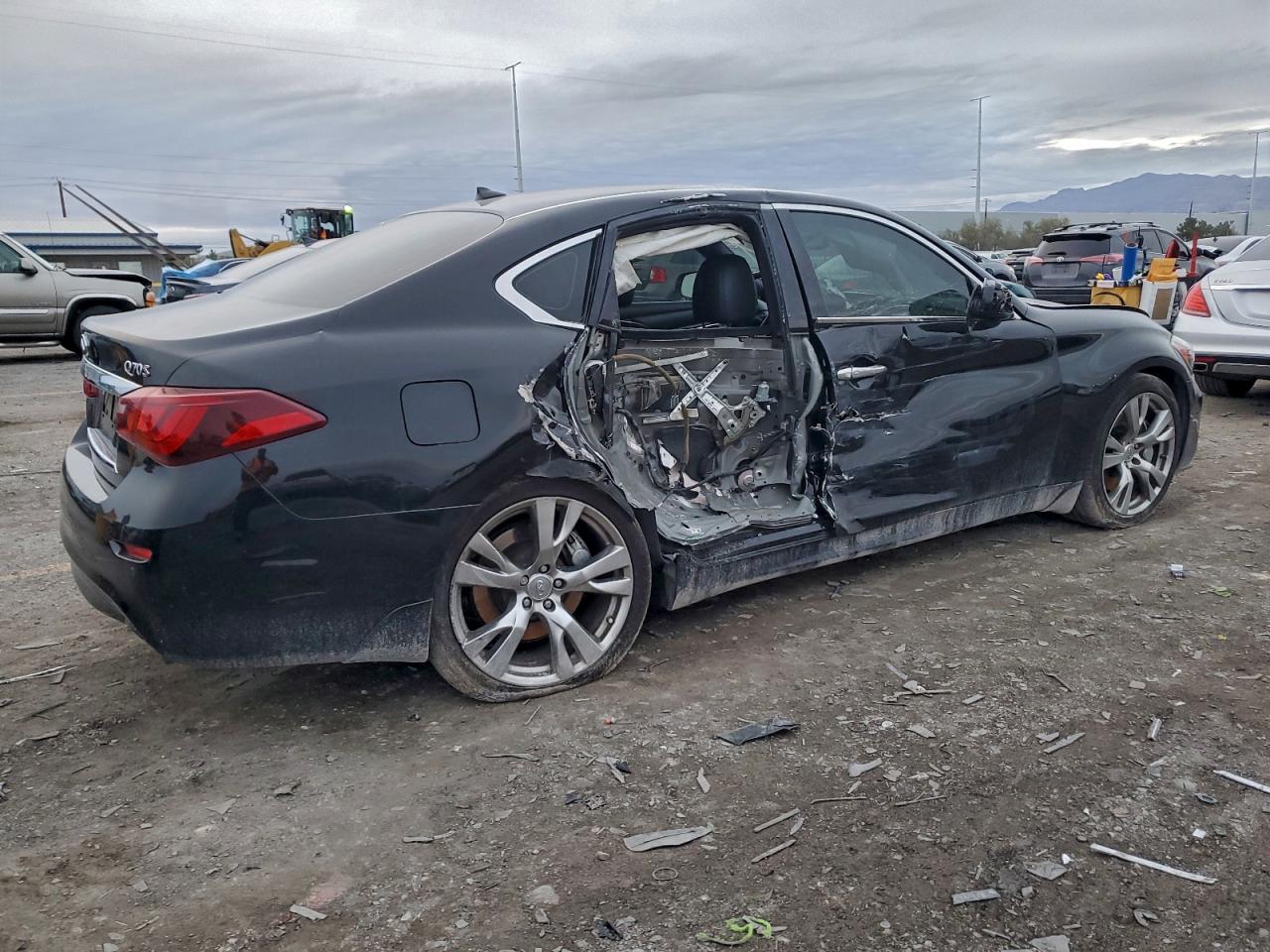 INFINITI Q70 3.7