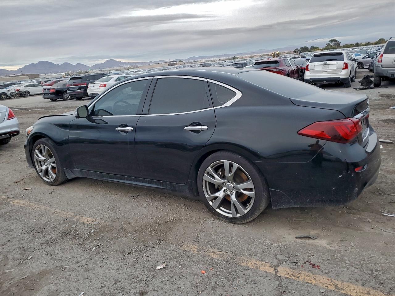 INFINITI Q70 3.7