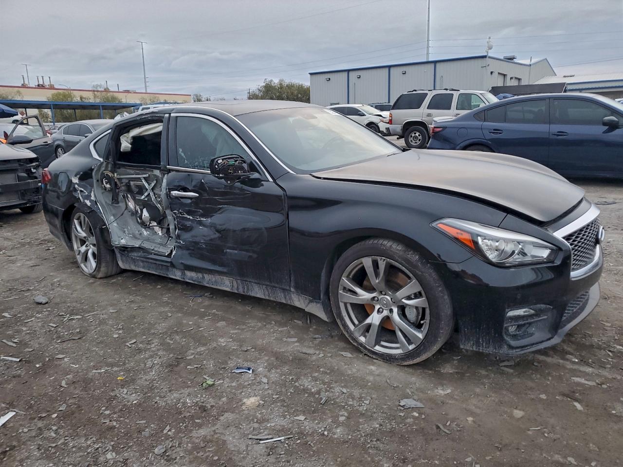 INFINITI Q70 3.7