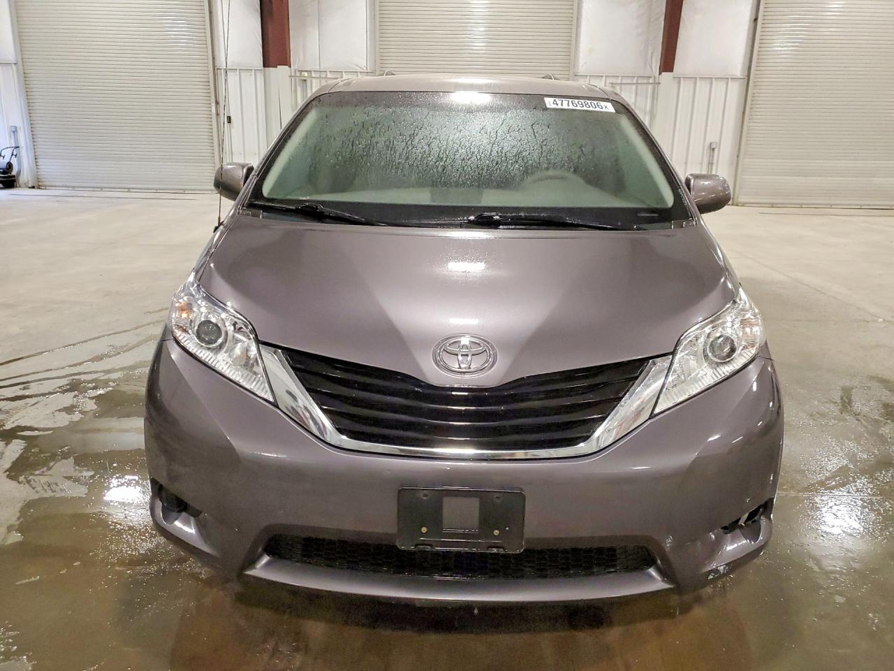 Toyota Sienna Le 8-passenger