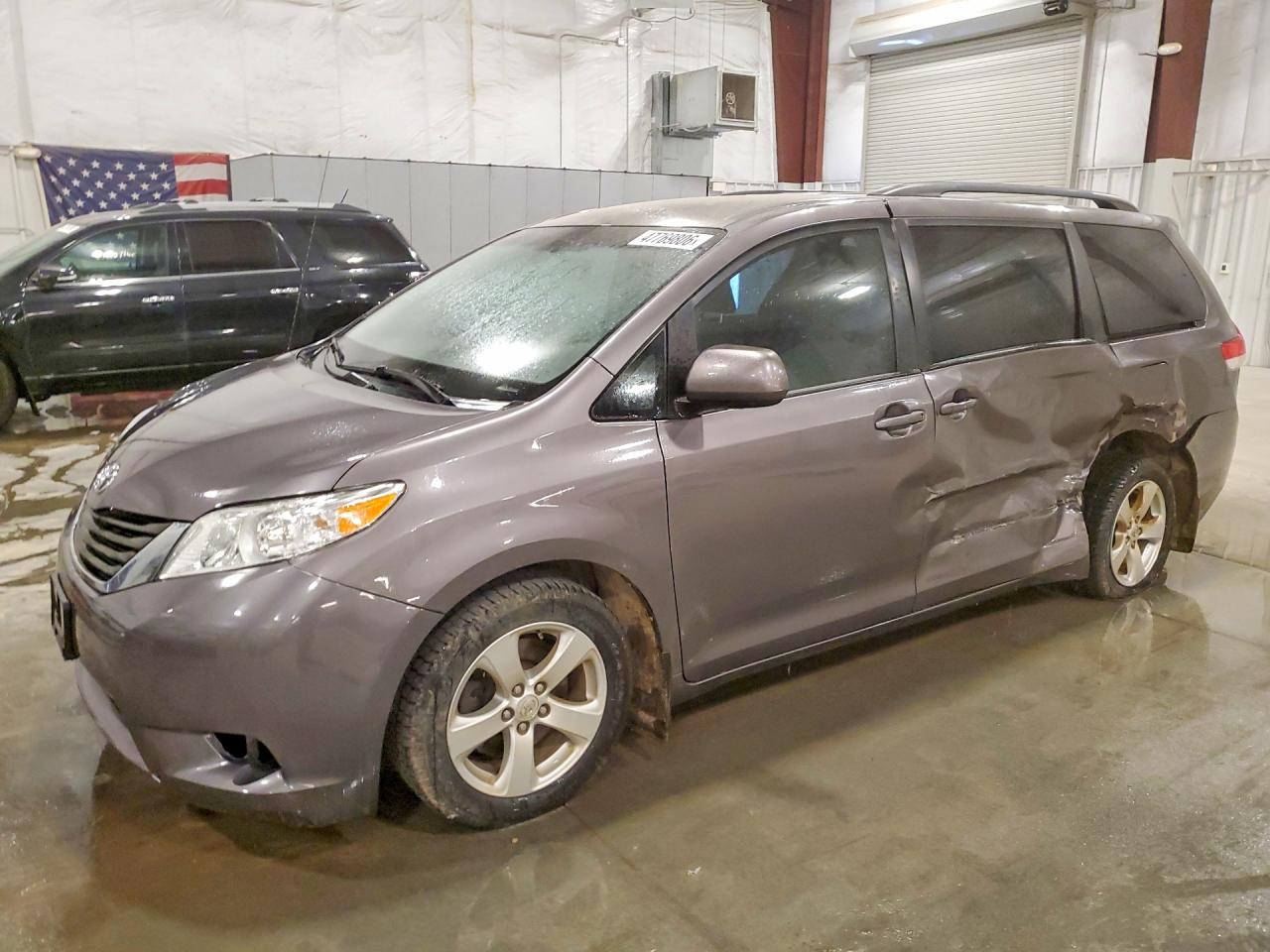 Salvage Toyota Sienna Image