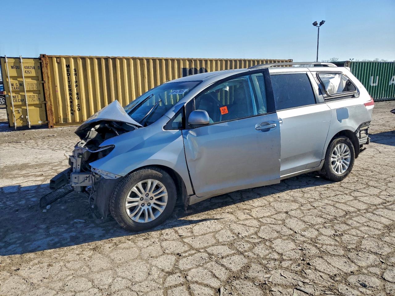 Salvage Toyota Sienna Image