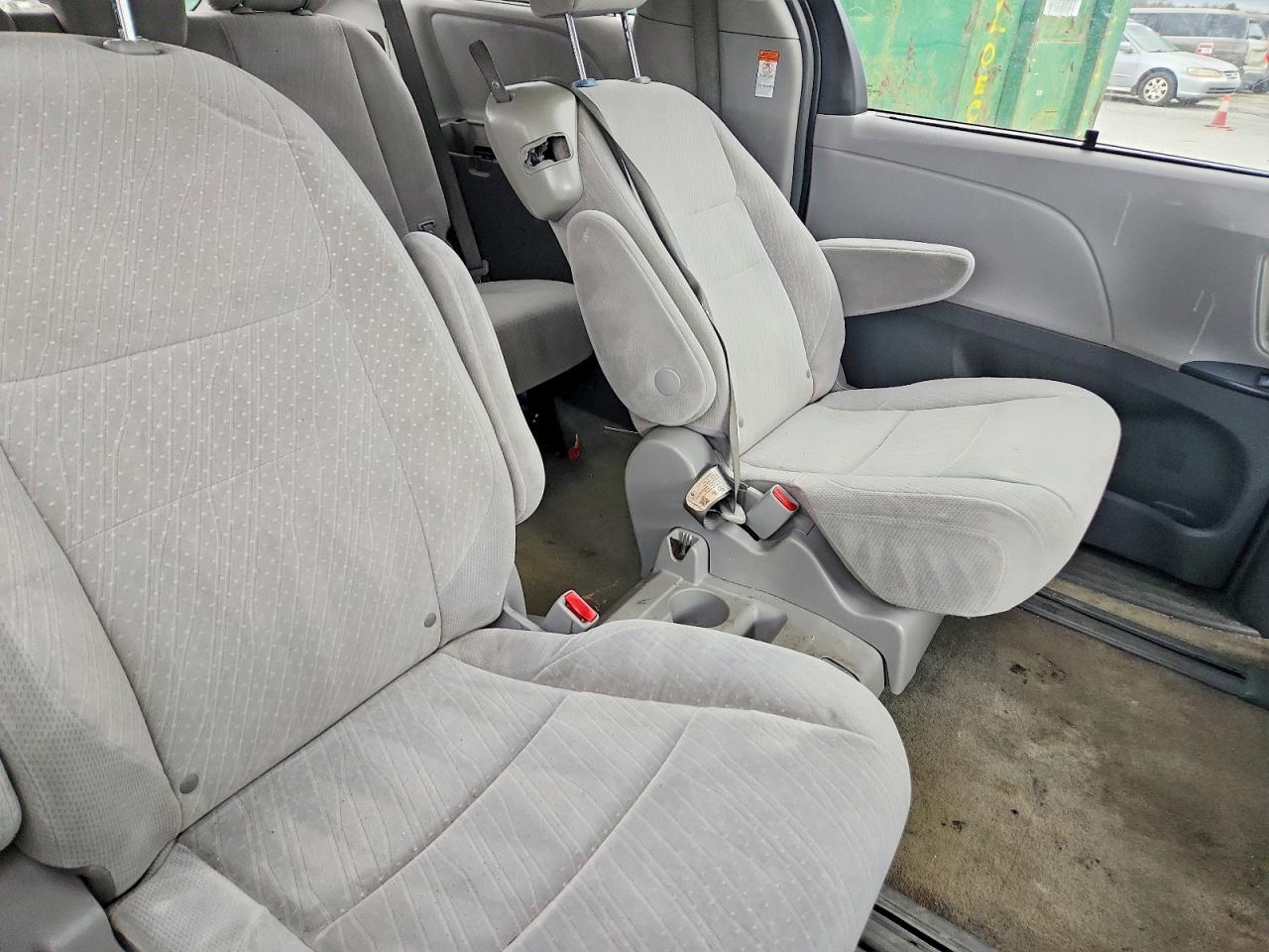 Toyota Sienna Le