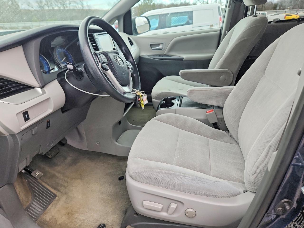Toyota Sienna Le