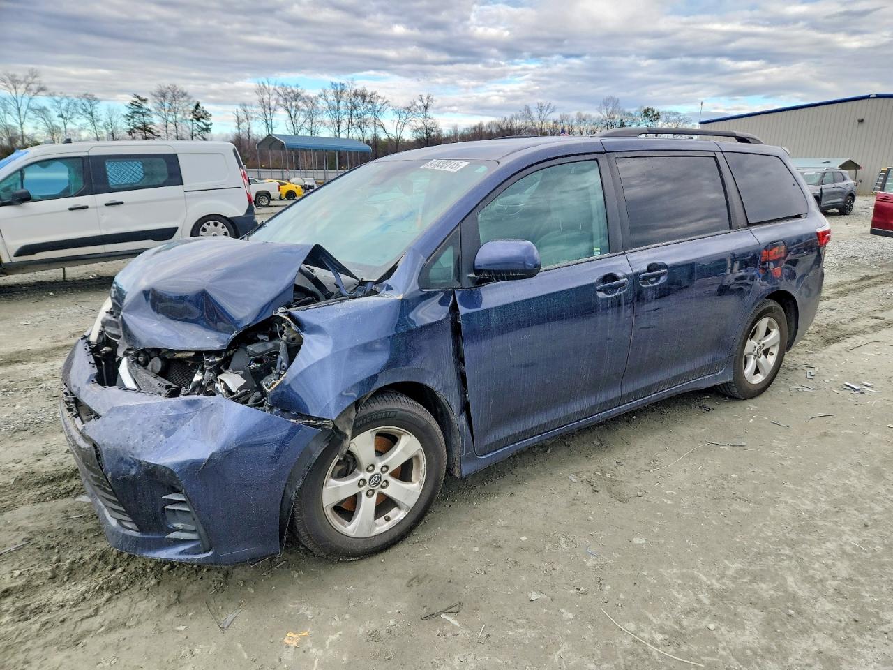 Salvage Toyota Sienna Image