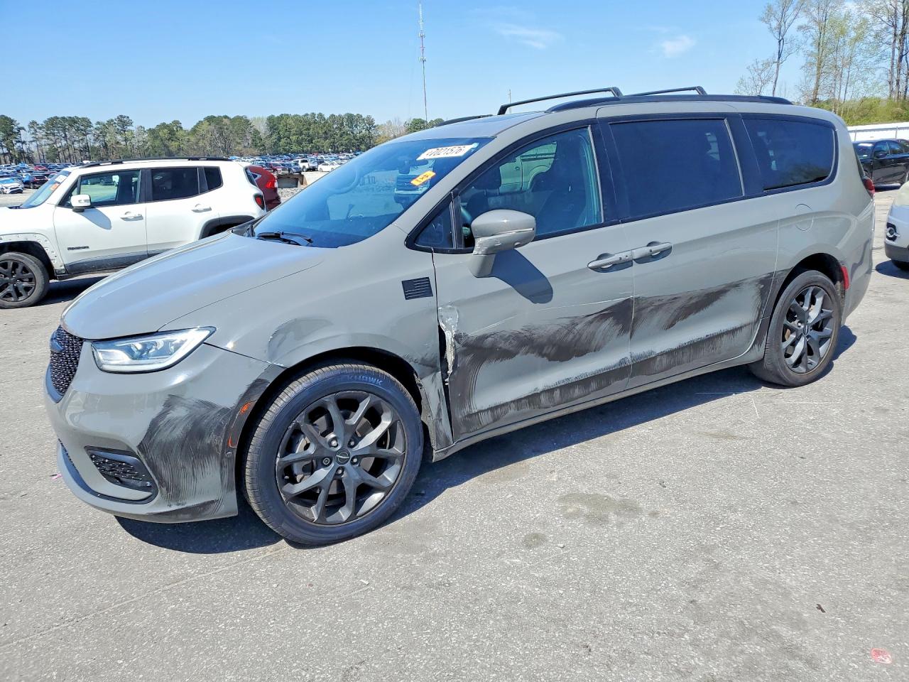 Salvage Chrysler Pacifica Image