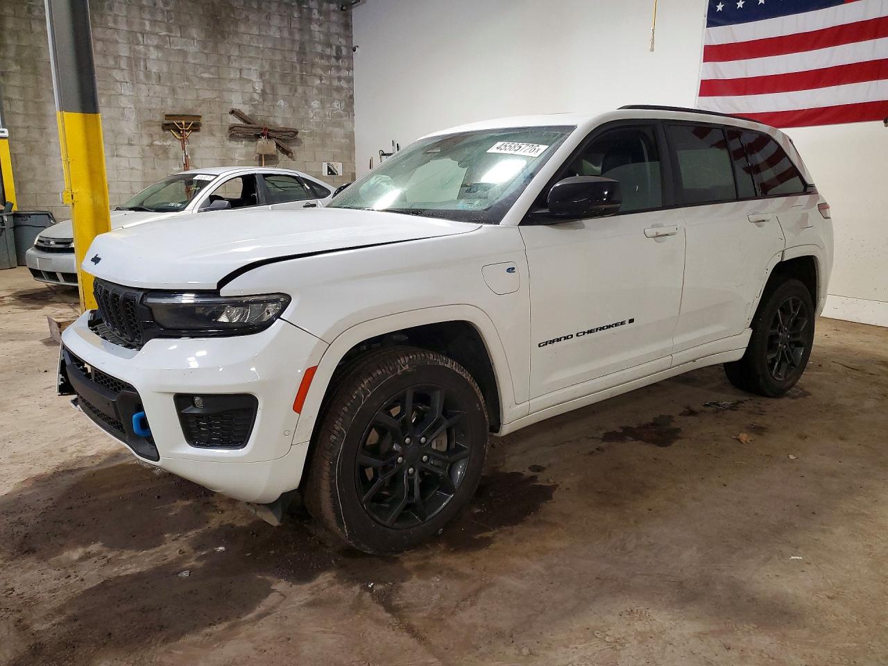 Salvage Jeep Cherokee Image