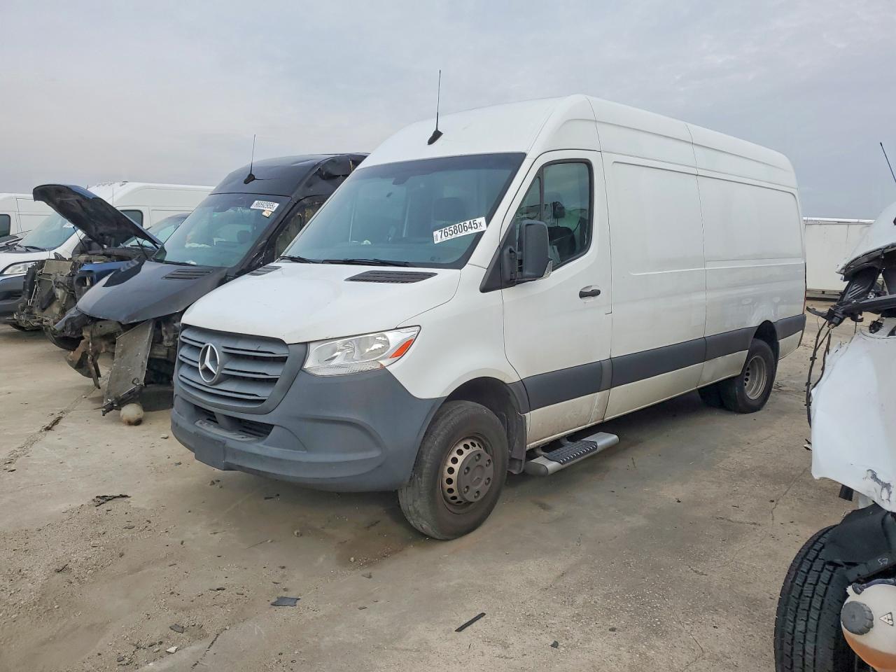 Salvage Mercedes-Benz Sprinter Image