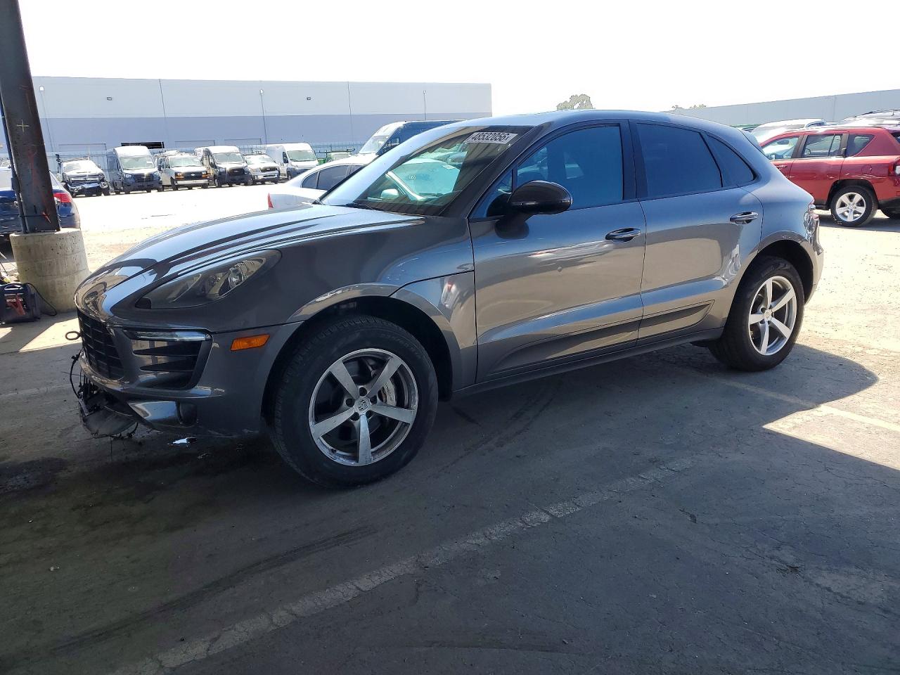 Salvage Porsche Macan Image