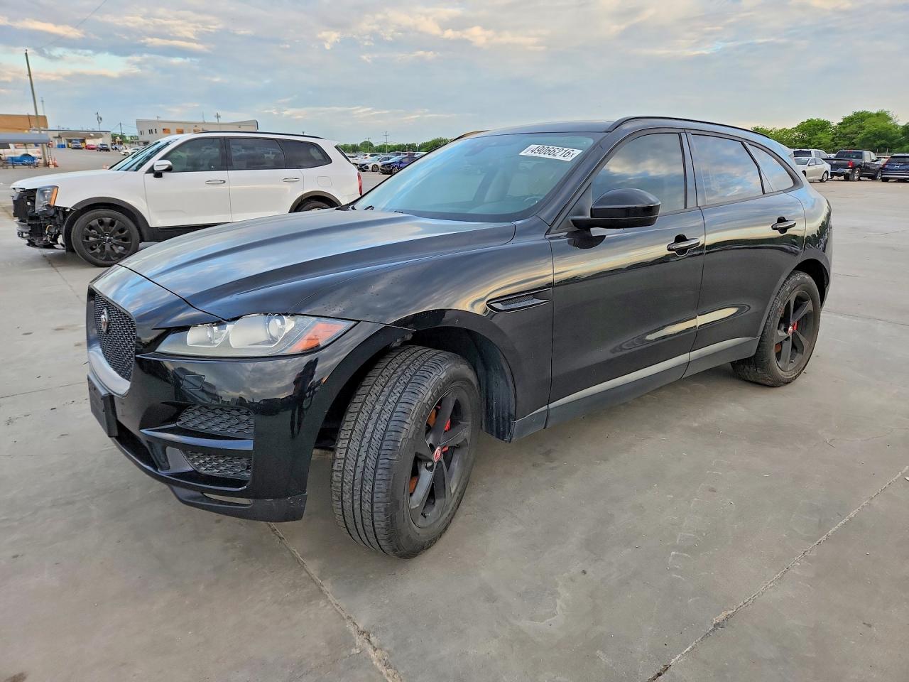 Salvage Jaguar F-PACE Image