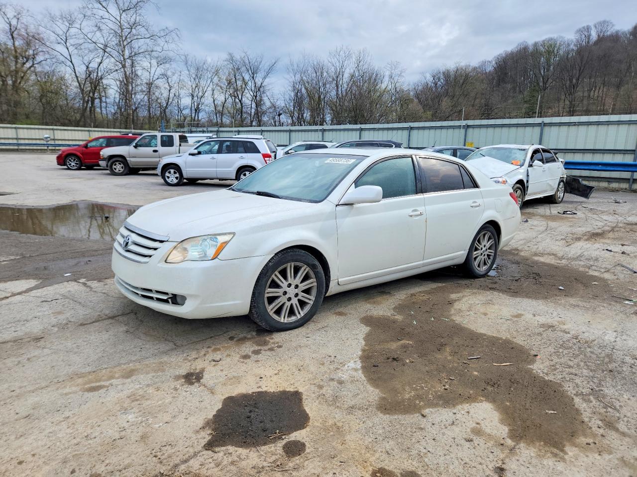 Salvage Toyota Avalon Image