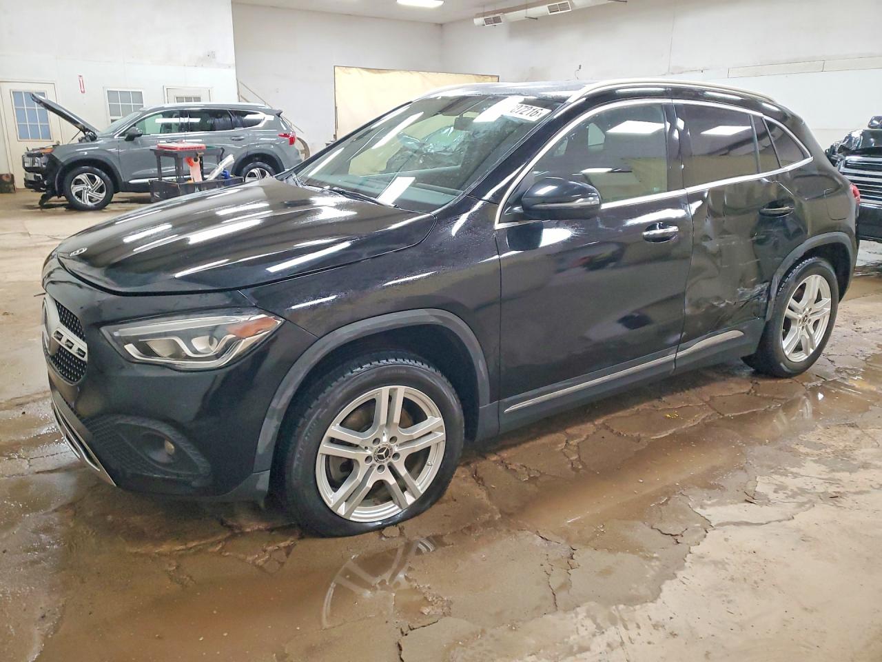 Salvage Mercedes-Benz GLA Image