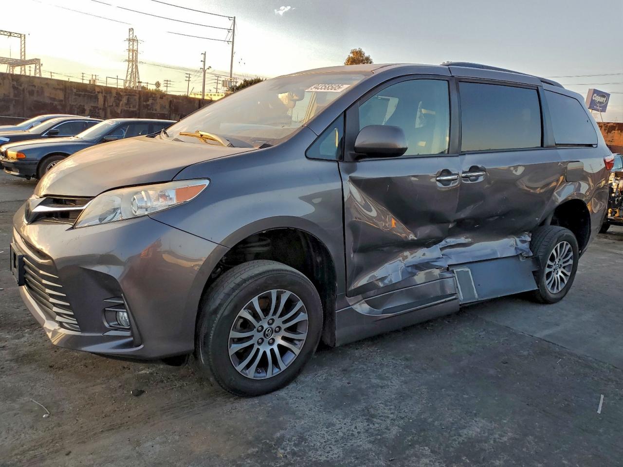 Salvage Toyota Sienna Image