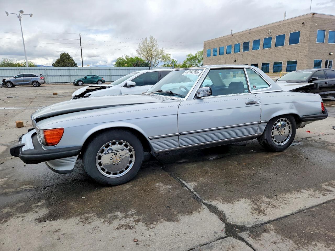Salvage Mercedes-Benz 560 Image