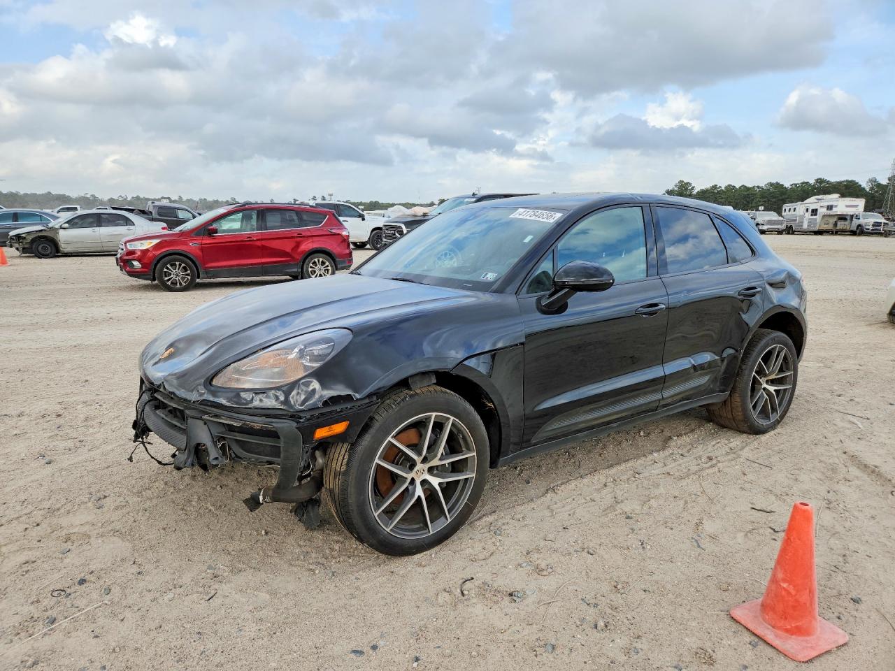 Salvage Porsche Macan Image