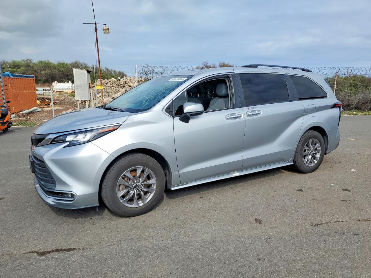 Salvage Toyota Sienna Image