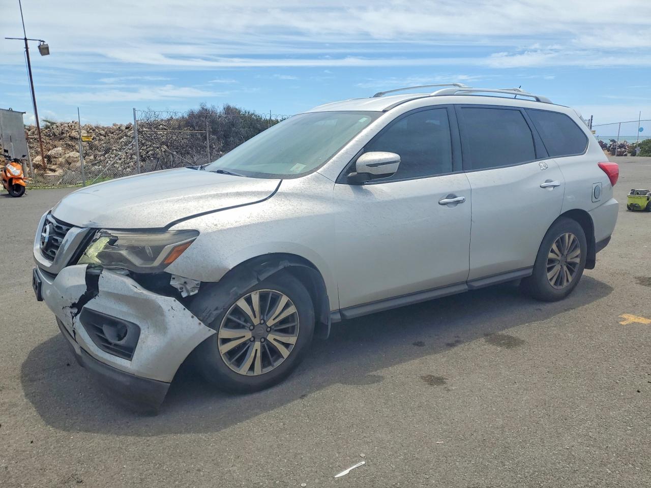 Salvage Nissan Pathfinder Image