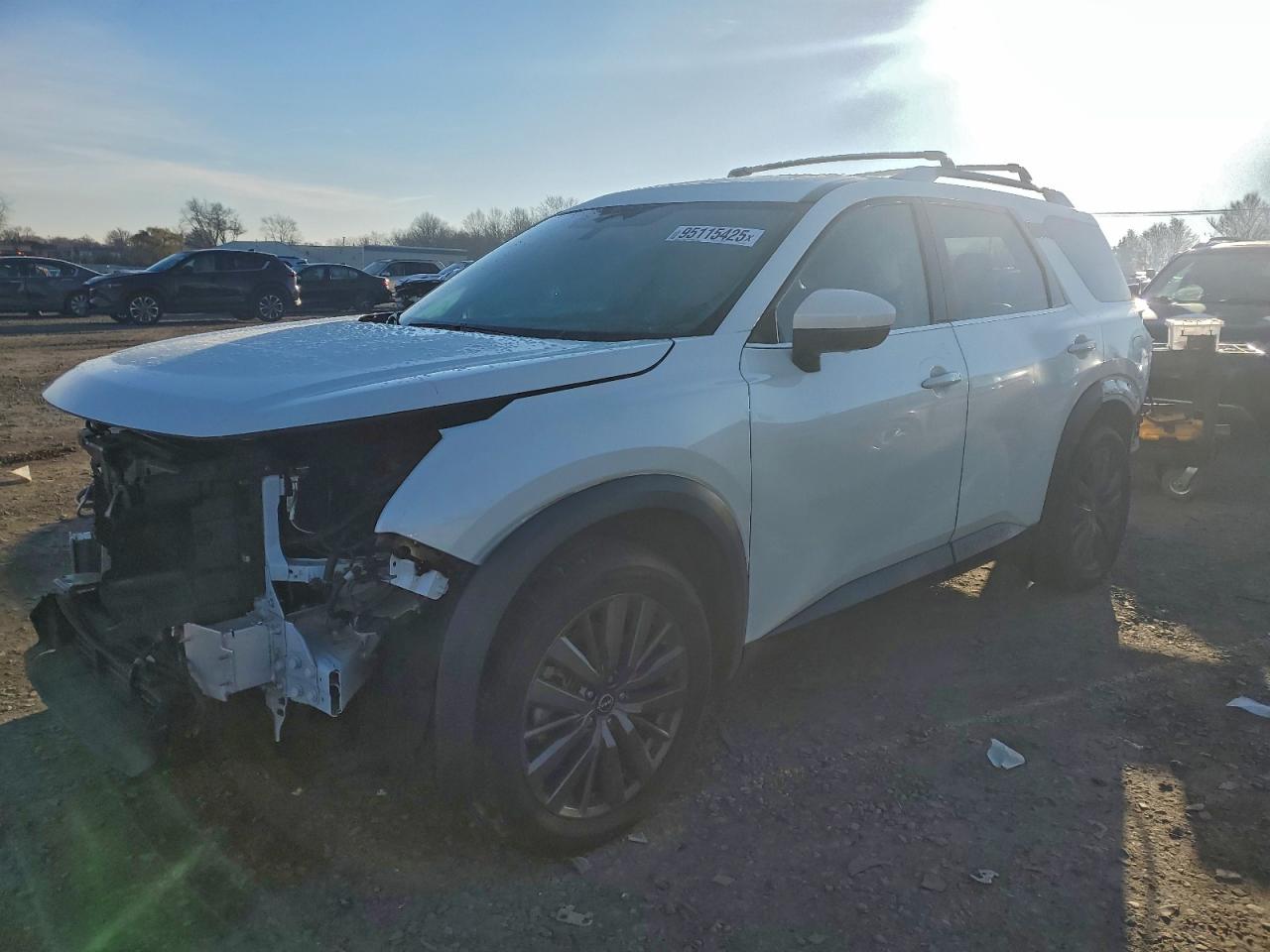Salvage Nissan Pathfinder Image