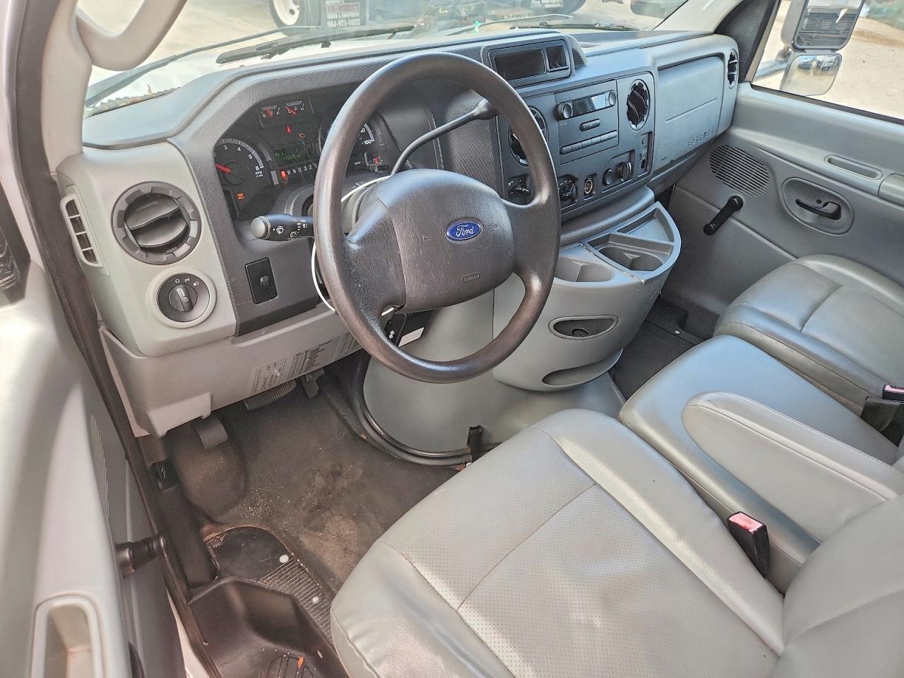Ford Econoline E450 Super Duty Cutaway Van