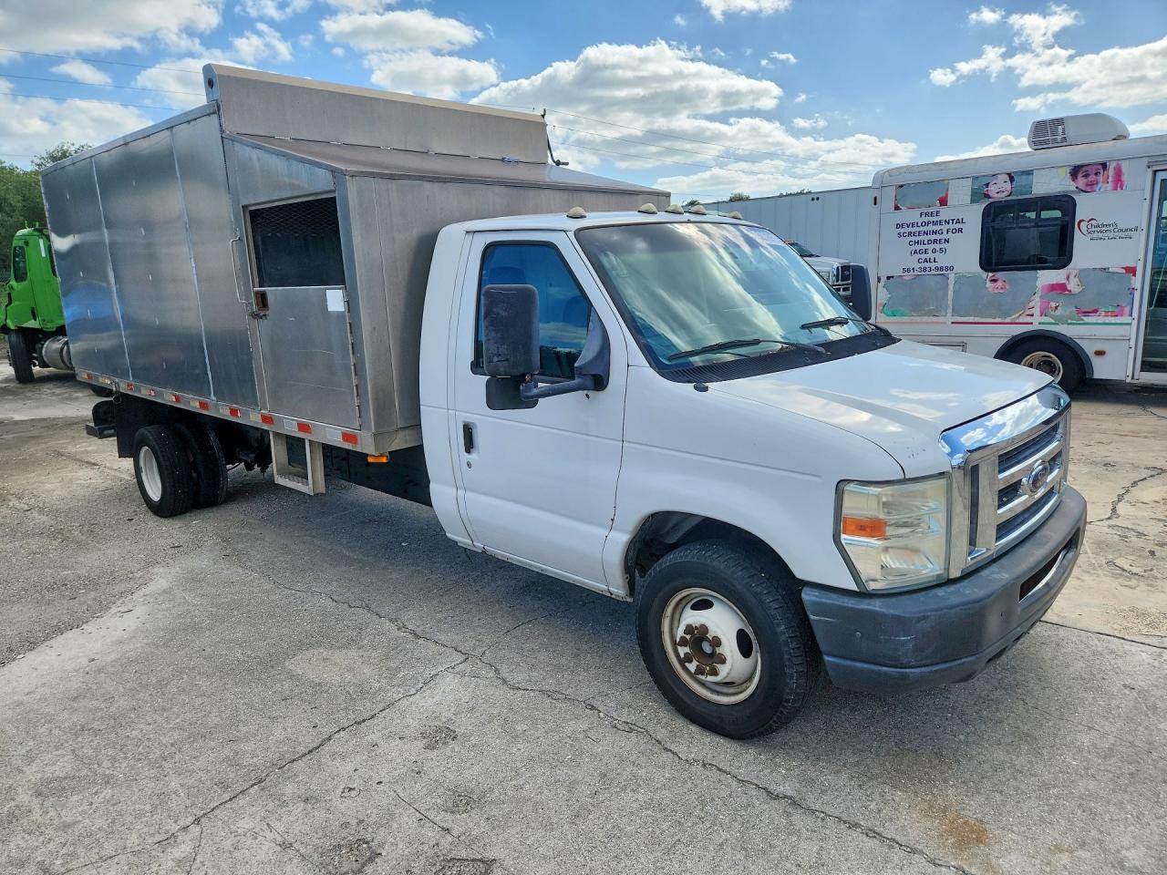 Ford Econoline E450 Super Duty Cutaway Van