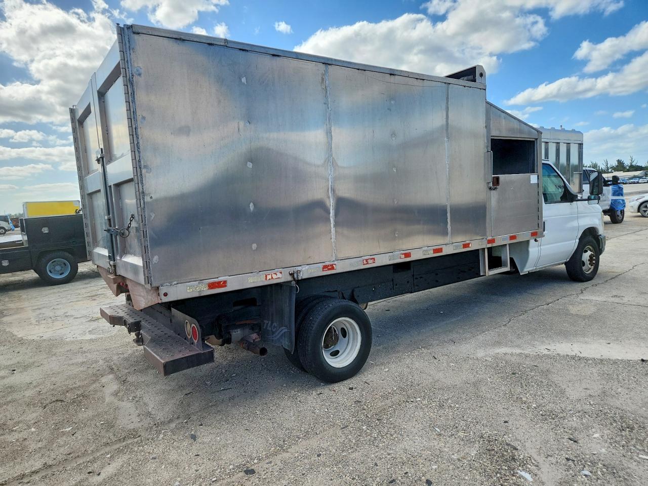 Ford Econoline E450 Super Duty Cutaway Van