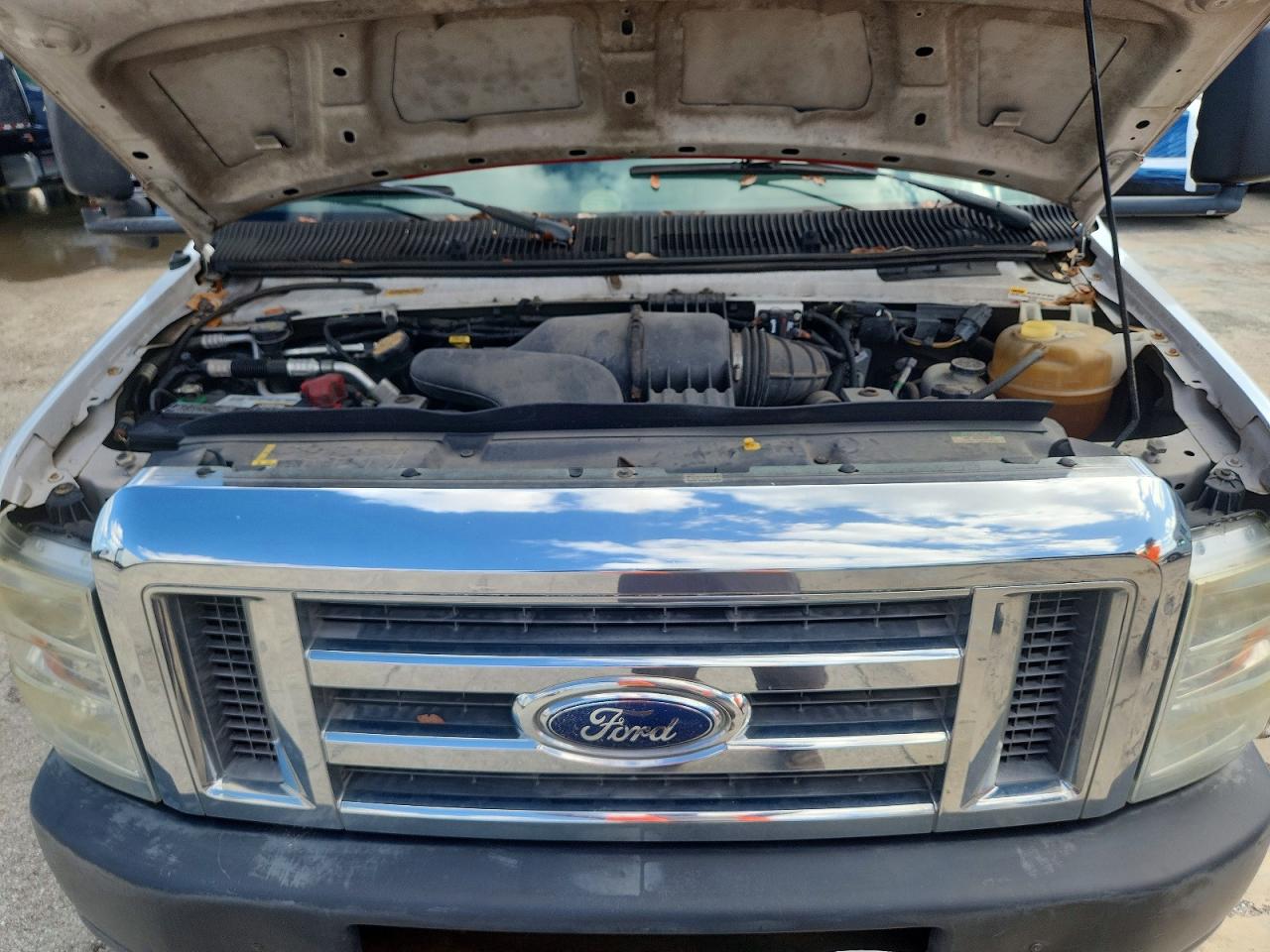 Ford Econoline E450 Super Duty Cutaway Van