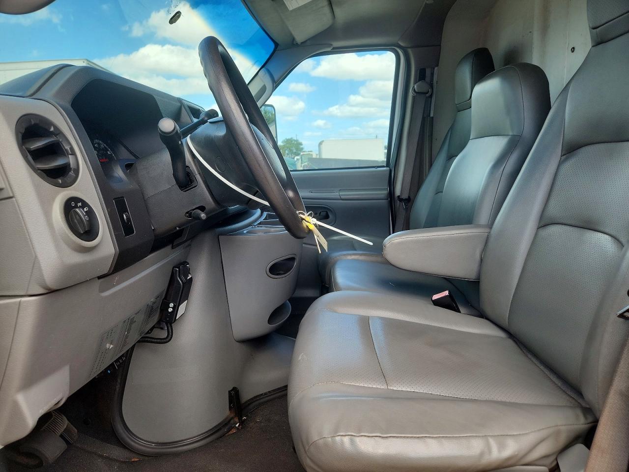 Ford Econoline E450 Super Duty Cutaway Van