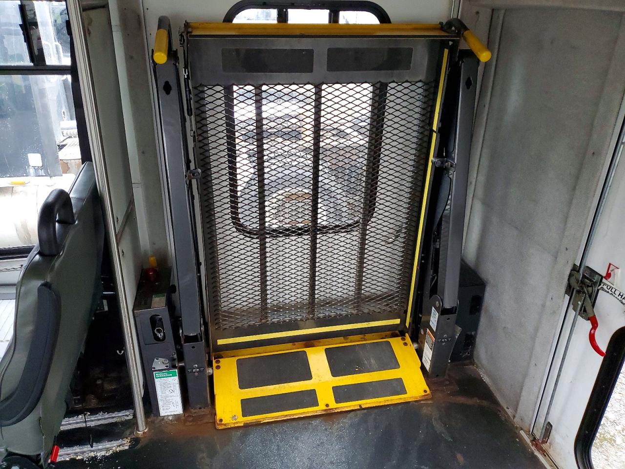 Ford Econoline E450 Super Duty Cutaway Van