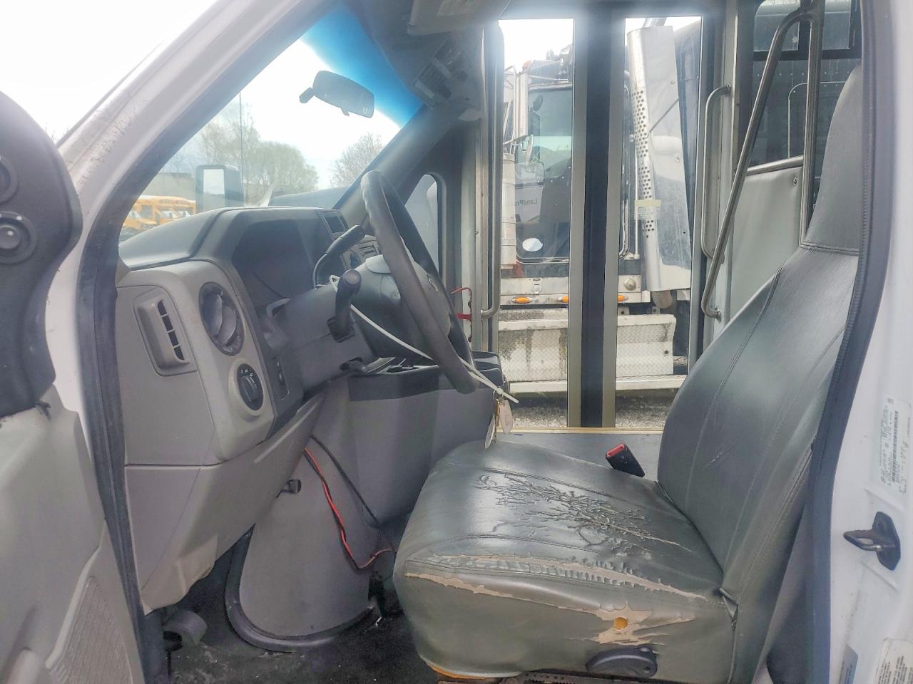 Ford Econoline E450 Super Duty Cutaway Van