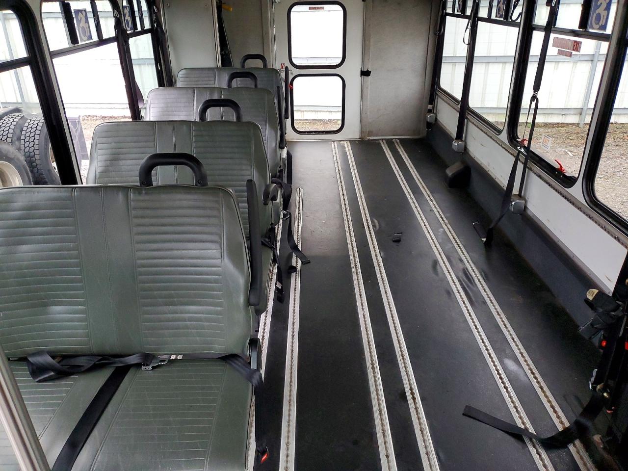 Ford Econoline E450 Super Duty Cutaway Van