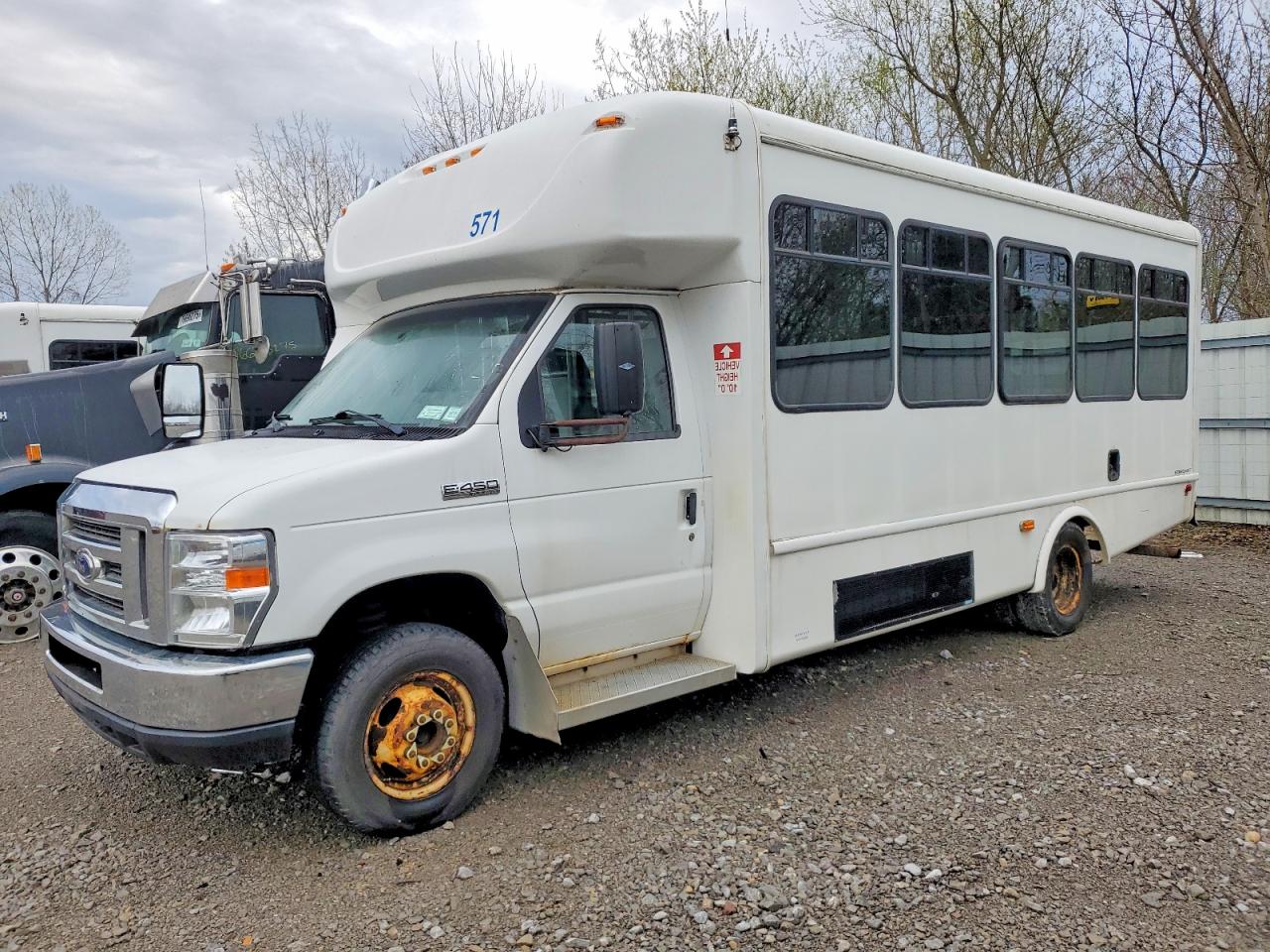 Ford Econoline E450 Super Duty Cutaway Van