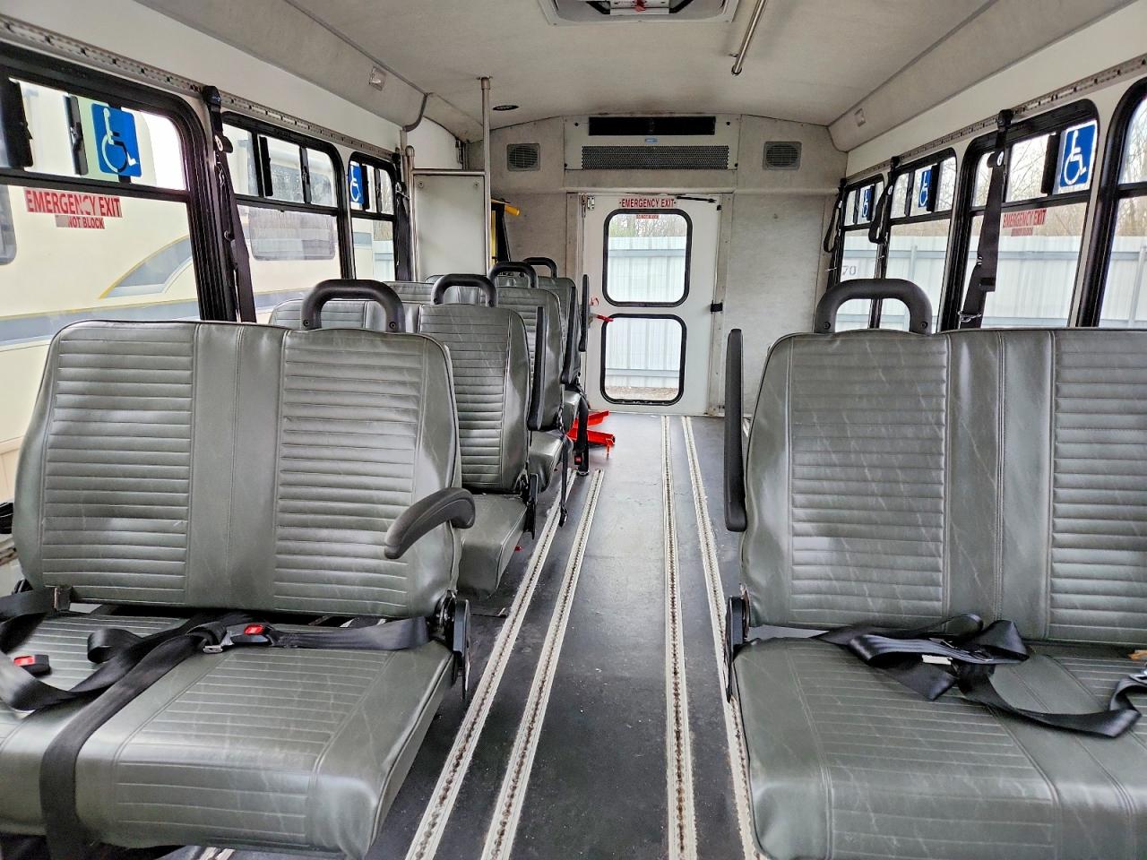Ford Econoline E450 Super Duty Cutaway Van