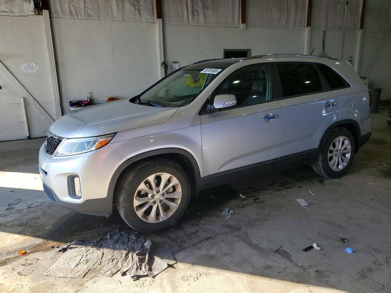 Salvage Kia Sorento Image