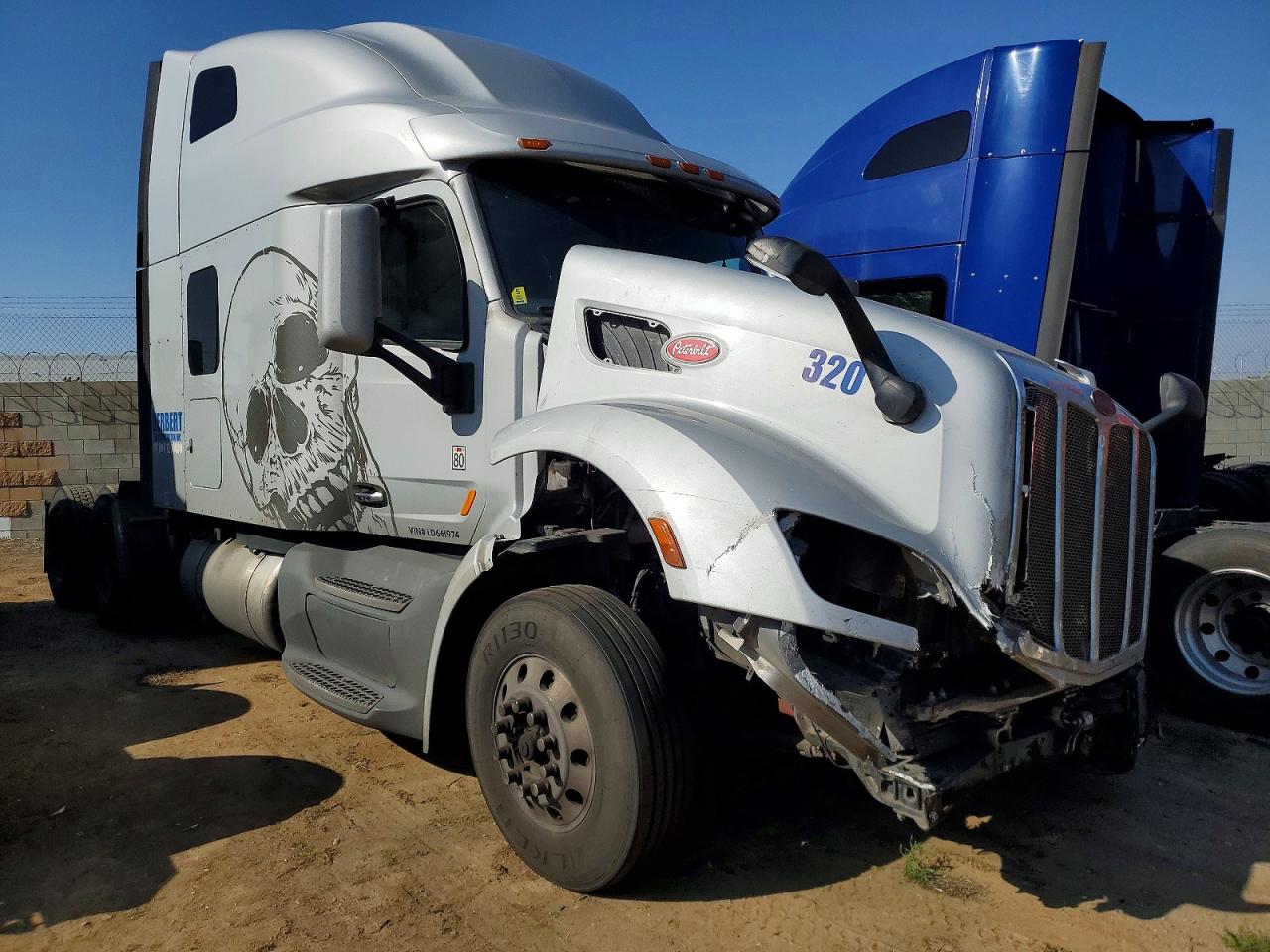 Salvage Peterbilt 579 Image