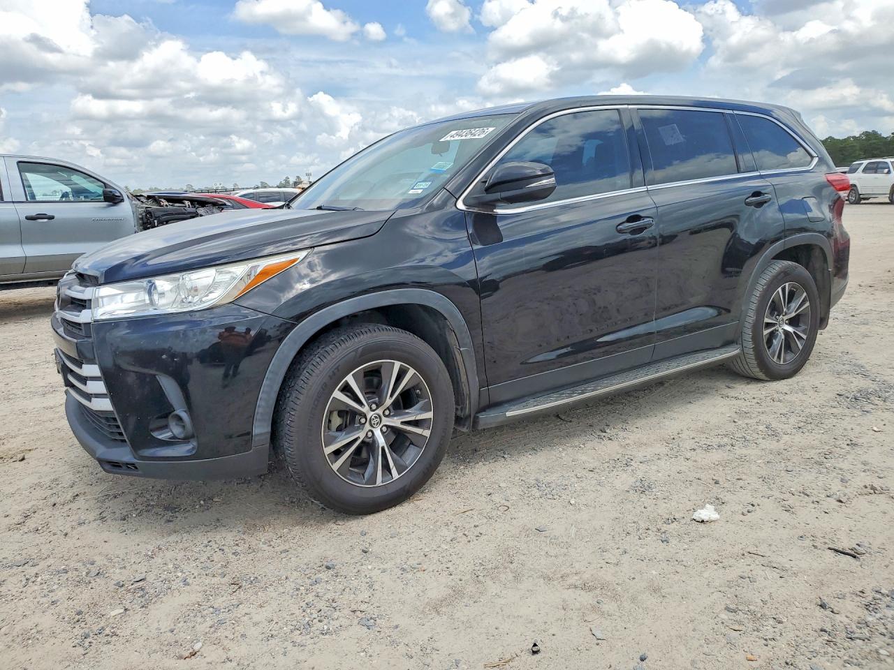 Salvage Toyota Highlander Image