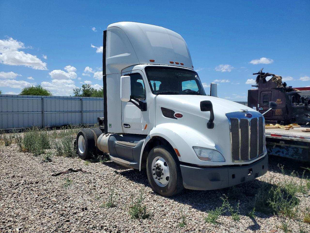 Salvage Peterbilt 579 Image