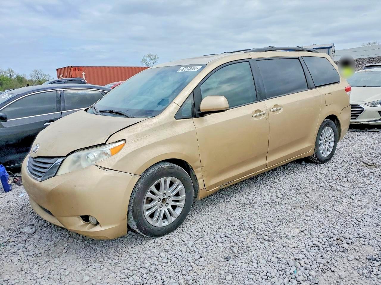 Salvage Toyota Sienna Image
